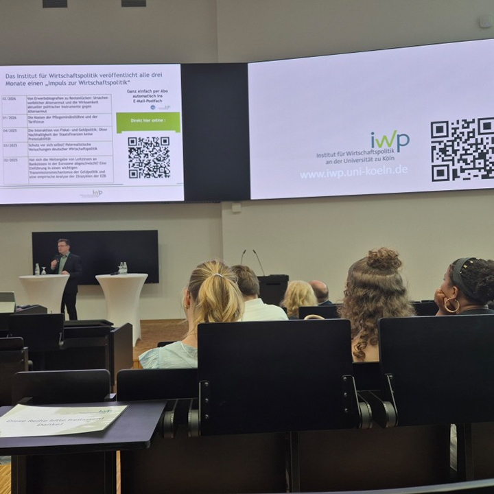 -06-30 Exkursion Uni Koeln IPW Begrussung Prof. Roth